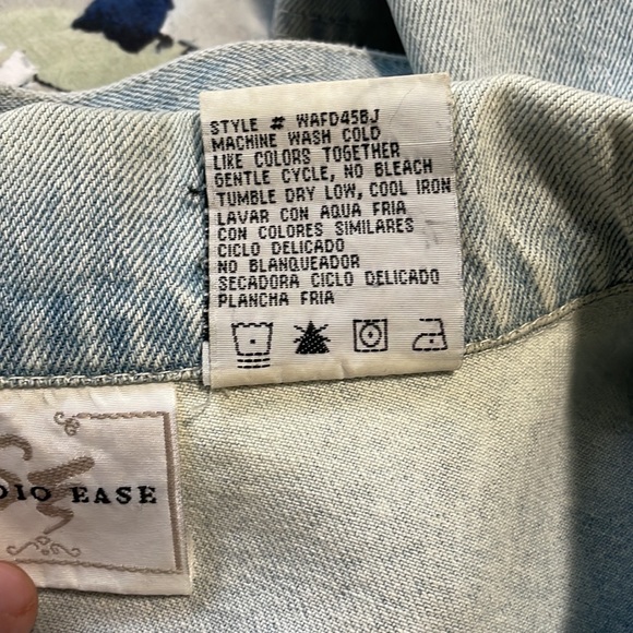 Vintage light wash denim jacket - Picture 6 of 6